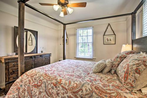 - une chambre avec un lit et un ventilateur de plafond dans l'établissement Vibrant NOLA Retreat about 2 Miles to Bourbon Street, à La Nouvelle-Orléans