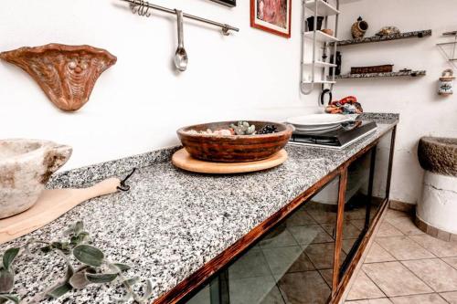 una cocina con una encimera con un tazón. en Villa Marino vista mare, en Roccella Ionica