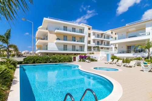 Sleek Modern Beach Apartment, Porto de Mos, Lagos