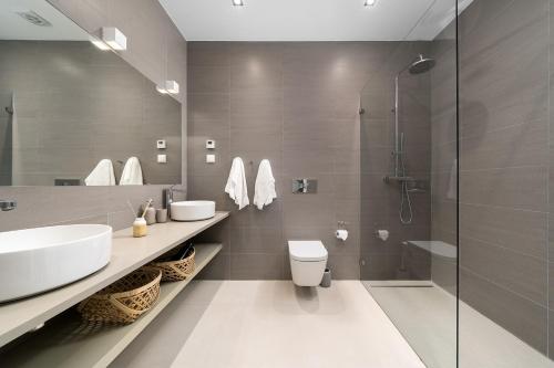 Photo de la galerie de l'établissement Brand New Luxury 3 Bedroom Apartment, Porto de Mos, à Porto de Mós