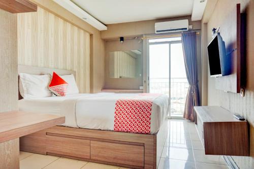 A bed or beds in a room at OYO 90230 Skyland Bogor Valley