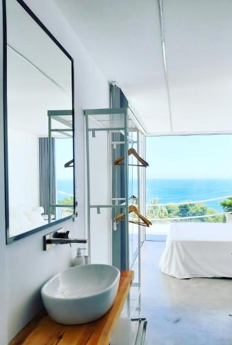 a bathroom with a sink and a large mirror at La Suite Del Mar in Gran Alacant