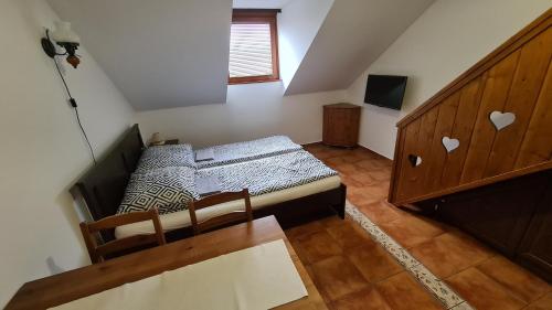 Ліжко або ліжка в номері Gyulai Fürdö Apartman