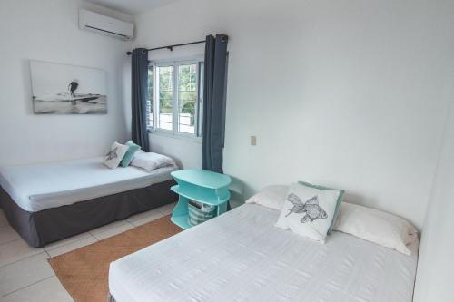 Tempat tidur dalam kamar di Looking Good Beachfront Hotel