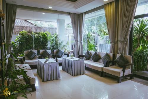 a large living room with couches and tables at Hotel Five.S in Kampot