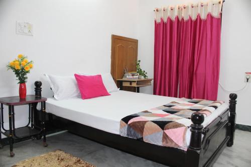 מיטה או מיטות בחדר ב-FriendlyStay at Madanandapuram