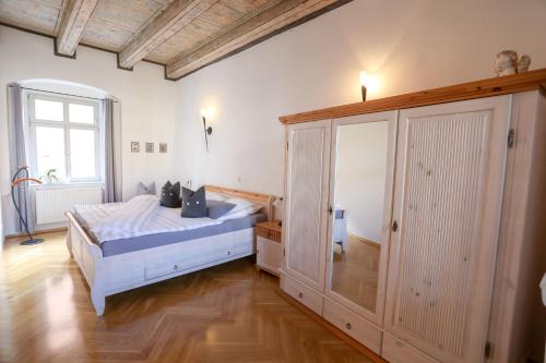 a bedroom with a bed and a large closet at Apartment-Vermietung Ute Fürwitt in Pirna