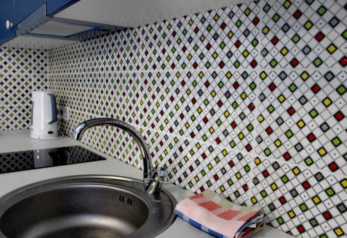 利沃夫Apartment in blue в історичному центрі міста的一间带水槽和瓷砖墙的厨房