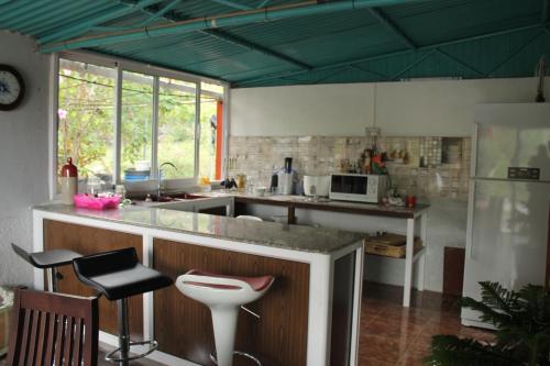 Кухня або міні-кухня у Villa La Romance Kreol