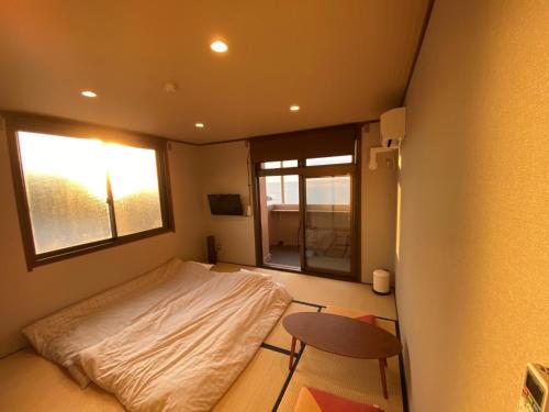 a small bedroom with a bed and a window at seaside villa HILIFE - Vacation STAY 27367v in Kogushi