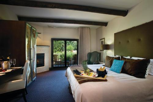 ein Hotelzimmer mit einem großen Bett und einem Schreibtisch in der Unterkunft El Monte Sagrado Resort & Spa in Taos