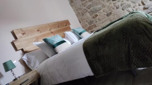 Un pat sau paturi într-o cameră la La Lagareta de Olivia