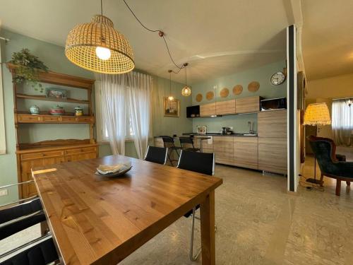 uma cozinha e sala de jantar com uma mesa de madeira em Villa Irene Apartments em Mestre