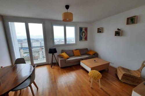 sala de estar con sofá y mesa en appartement 70m² 3 chambres avec 3 lits 2 places, en Troyes