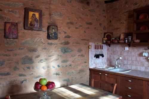 Kitchen o kitchenette sa Lithia s Stonehouse. Το πέτρινο στη Λιθιά - Καστοριά