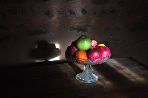a bowl of fruit sitting on top of a table at Lithia s Stonehouse. Το πέτρινο στη Λιθιά - Καστοριά in Lithiá