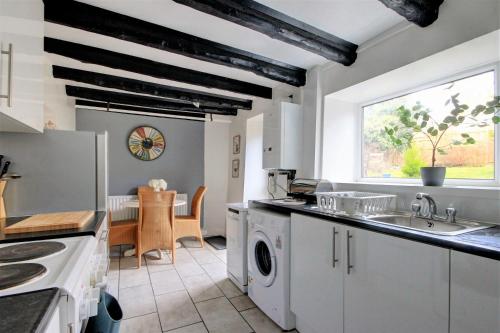 A kitchen or kitchenette at Mole Cottage