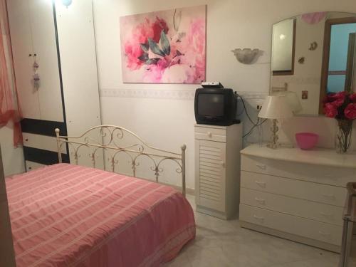 アグローポリにあるVilletta panoramicaのベッドルーム1室(ベッド1台、ドレッサー、テレビ付)