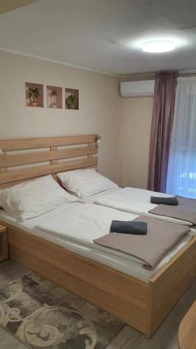 Кровать или кровати в номере Zsófia Panzió Pápa