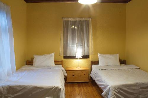 A bed or beds in a room at Lithia s Stonehouse. Το πέτρινο στη Λιθιά - Καστοριά
