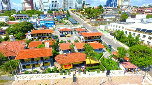 una vista aérea de una ciudad con edificios en Apart Hotel Litoral Sul en Natal