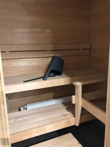 um quarto com uma secretária com um monitor em Niittylä Apartments em Rovaniemi