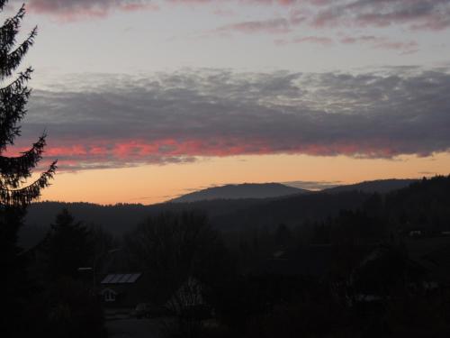 a sunset view from the roof of a house at FW Zauberblick in Zwiesel