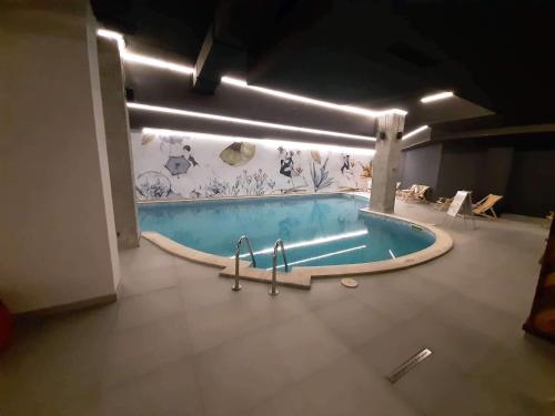 - une piscine au milieu d'une pièce dans l'établissement Flora Apartment 613, à Borovets