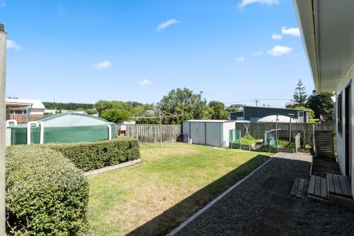 Taman di luar Hit The Beach - Waitarere Beach Holiday Home