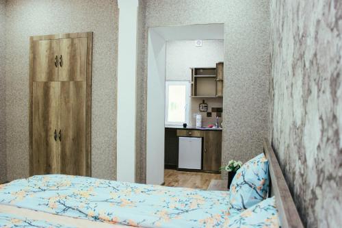 1 dormitorio con 1 cama y cocina. en Apartment Izabella, en Tiflis