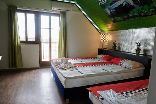 una camera da letto con due letti in una stanza di Kamarás Ring House a Mogyoród
