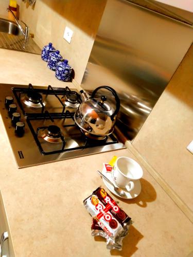 a tea kettle on a stove in a kitchen at Le Aquile in Ghedi