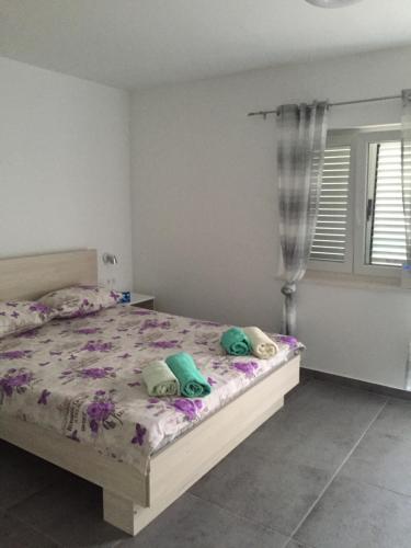sypialnia z łóżkiem z 2 poduszkami w obiekcie Memories New Studio 200 m from beach w mieście Pirovac