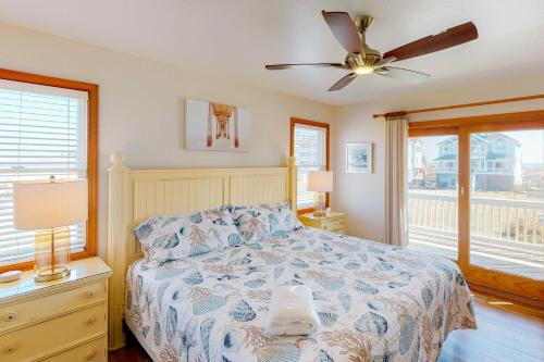 - une chambre avec un lit et un ventilateur de plafond dans l'établissement Trip Around the Sun #25-H, à Hatteras