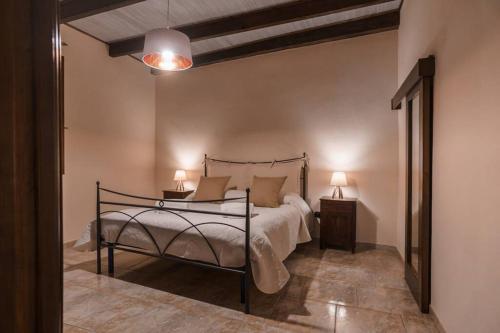 um quarto com uma cama e dois candeeiros em Miguel House em Alghero