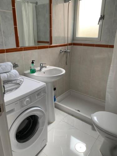 un bagno con lavatrice e lavandino di Bubu Beach 1-A a Los Cristianos