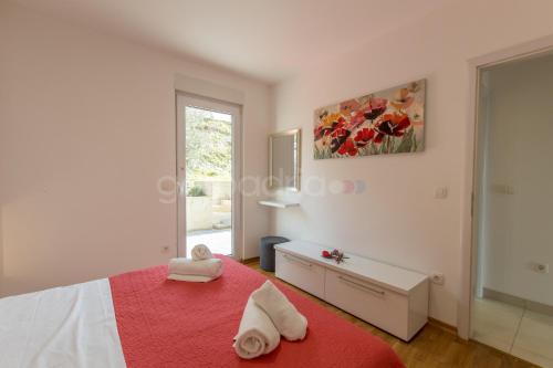 Ένα ή περισσότερα κρεβάτια σε δωμάτιο στο Sea View Apartments Dammi with free parking