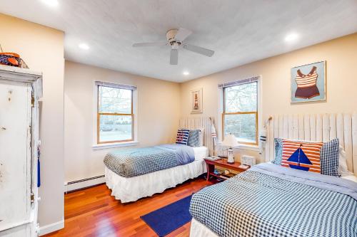 sypialnia z 2 łóżkami i wentylatorem sufitowym w obiekcie Brewster House w mieście Oak Bluffs