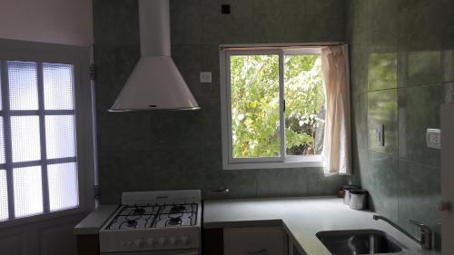 Il comprend une cuisine équipée d'une cuisinière et d'un évier. dans l'établissement Verde Silencio, à Tandil