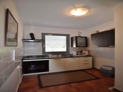 A cozinha ou cozinha compacta de Apartment in Vrbnik/Insel Krk 13620