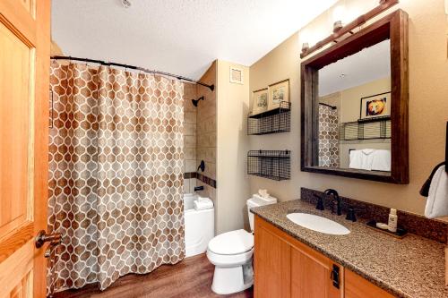 ein Badezimmer mit einem WC, einem Waschbecken und einem Spiegel in der Unterkunft Passage Point 521 in Frisco