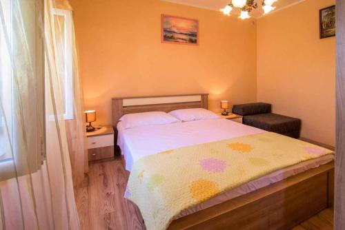 sypialnia z łóżkiem, 2 stołami i oknem w obiekcie Apartment in Vrbnik/Island Krk 35825 w mieście Vrbnik