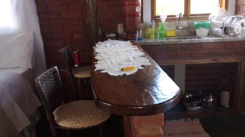 a wooden table with a cake on top of it at RECANTO DO LEÃO in Aiuruoca
