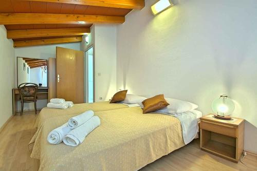 sypialnia z łóżkiem z ręcznikami w obiekcie Holiday home in Porec 35381 w mieście Dračevac