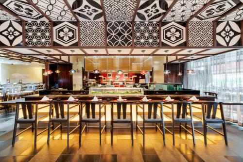 a dining room with a large table and chairs at Miyako Hybrid Hotel Torrance in Torrance