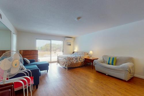 Large Studio with Patio and Pool – Photos 3