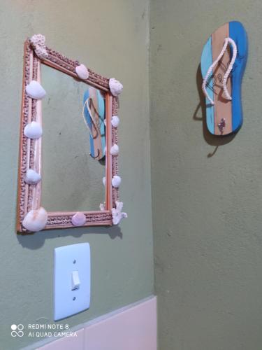 a mirror on a wall with a picture of a woman at Recanto Bramasole Ilha de Boipeba in Ilha de Boipeba