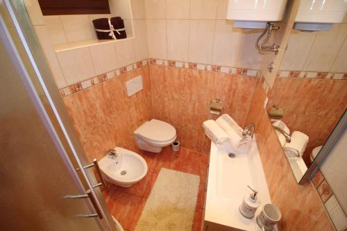 uma pequena casa de banho com WC e lavatório em Apartment in Porec/Istrien 9914 em Poreč