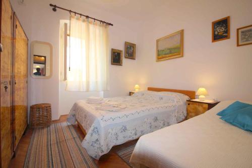 um quarto com 2 camas e uma janela em Apartment in Porec/Istrien 9914 em Poreč