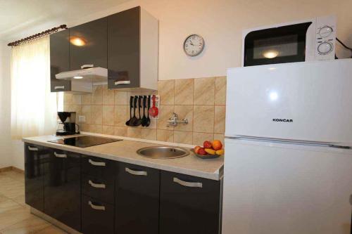 kuchnia z białą lodówką i zlewem w obiekcie Apartment in Silo/Insel Krk 13583 w mieście Šilo